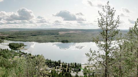 Utsik över skog och en sjö