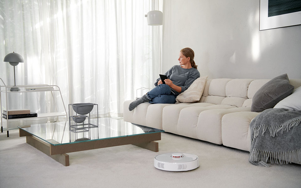 Kvinna som sitter i en soffa i ett vardagsrum