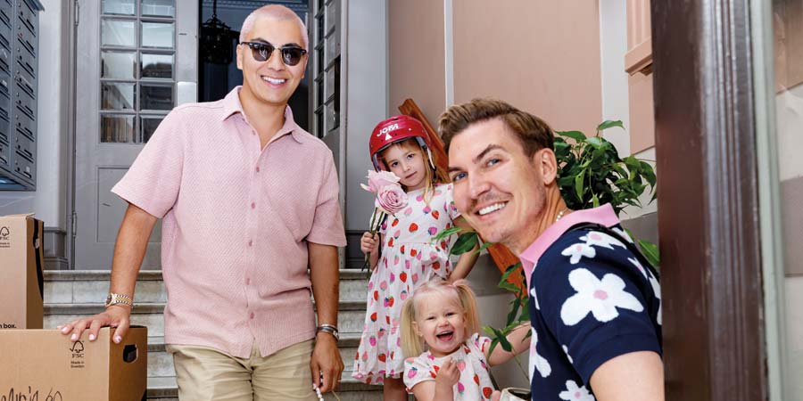 Familjen Valencia med flyttkartonger i en trappa