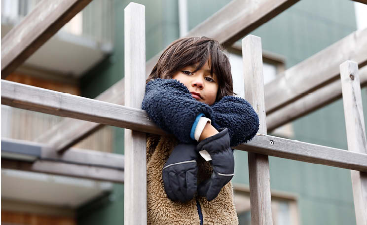 Liten pojke klättrar i klätterställning