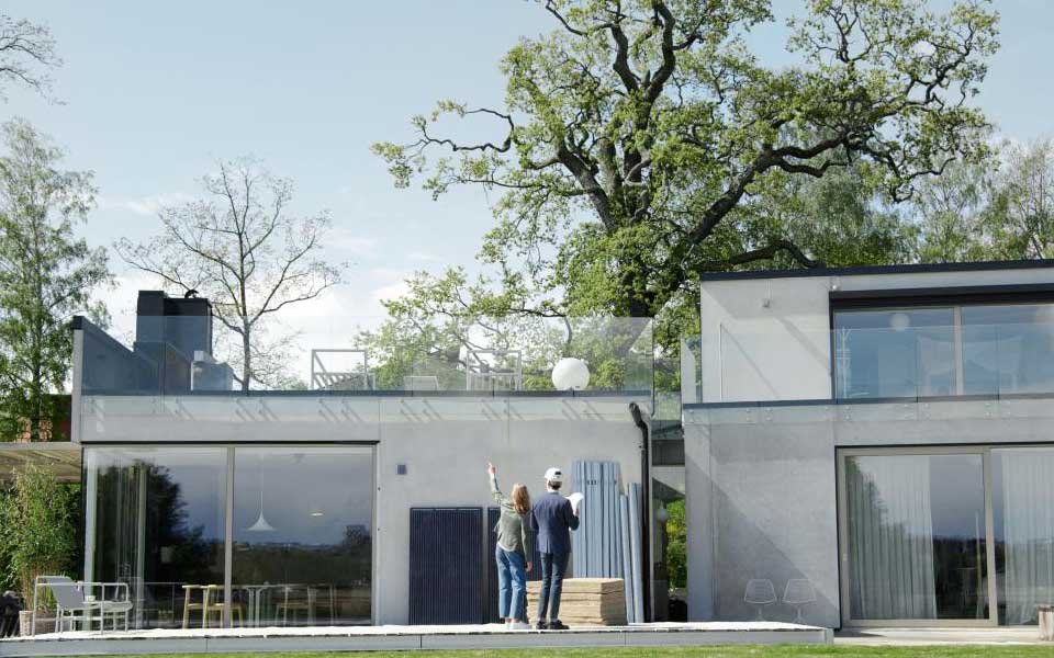 Man och kvinna som står framför ett hus och diskuterar