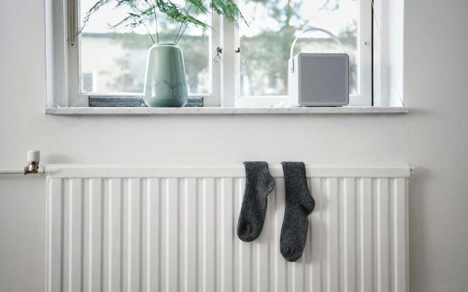 Strumpor som torkar över ett element