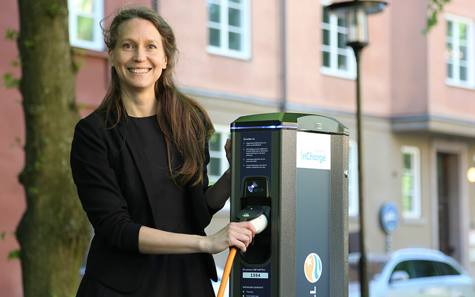 Susanna Hurtig laddar elbil