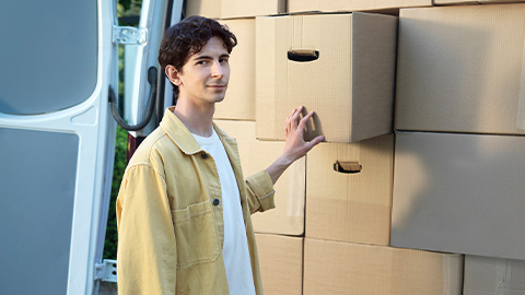 Man vid skåpbil med flyttkartonger