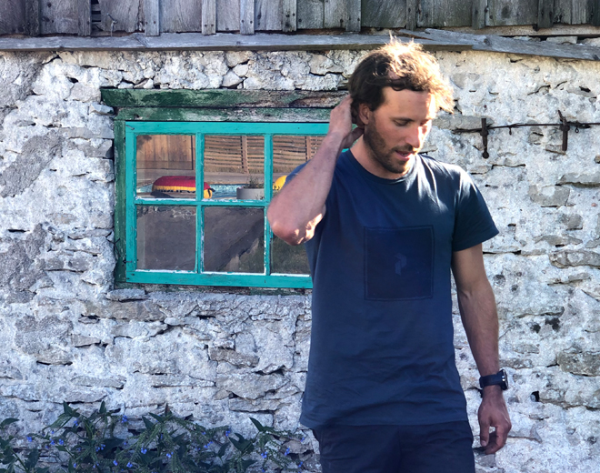 Henrik Windstedt står utanför sitt hus