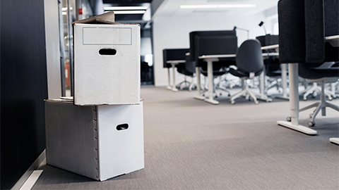 Flyttkartonger på ett kontor