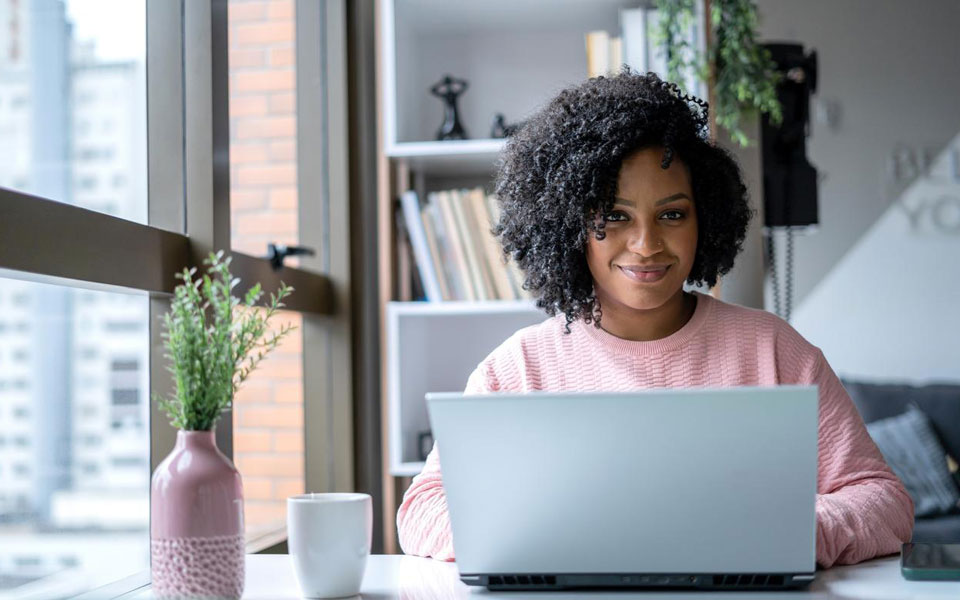 Kvinna som sitter vid en dator