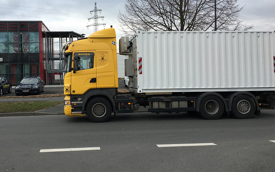 Lastbil lastad med batterilager