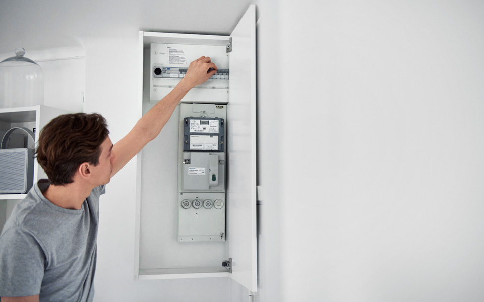 Man som byter propp i proppskåp