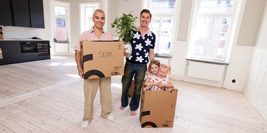 Familjen Valencia med flyttkartonger i en lägenhet