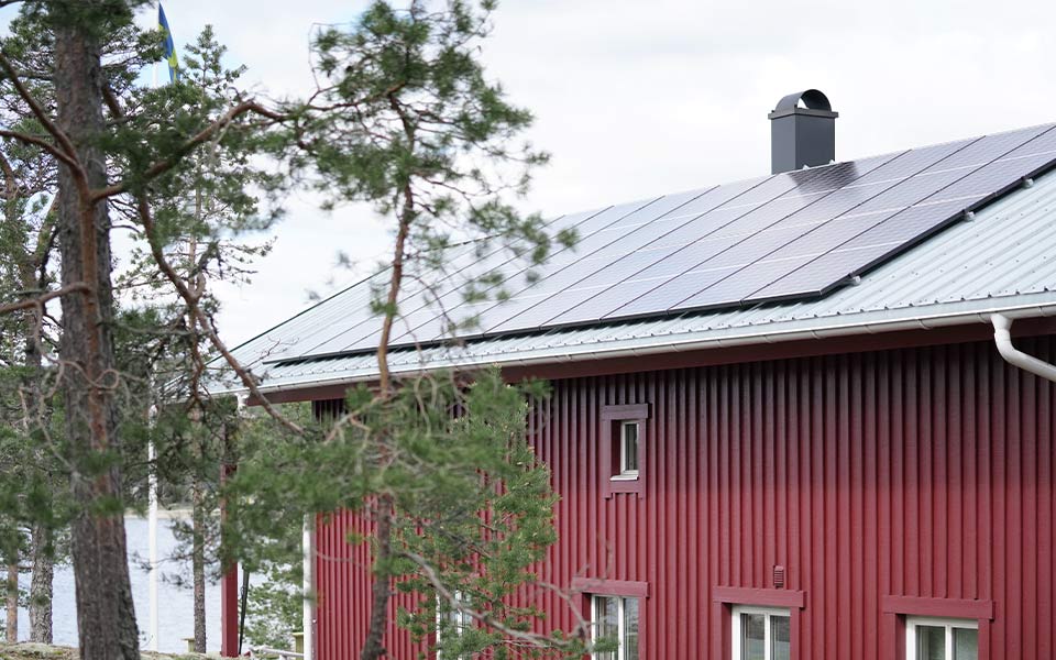 Solpaneler på skärgårdshus