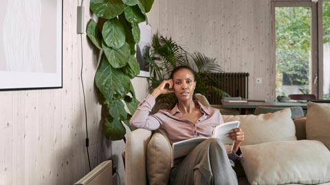 Kvinna som sitter i en soffa och läser