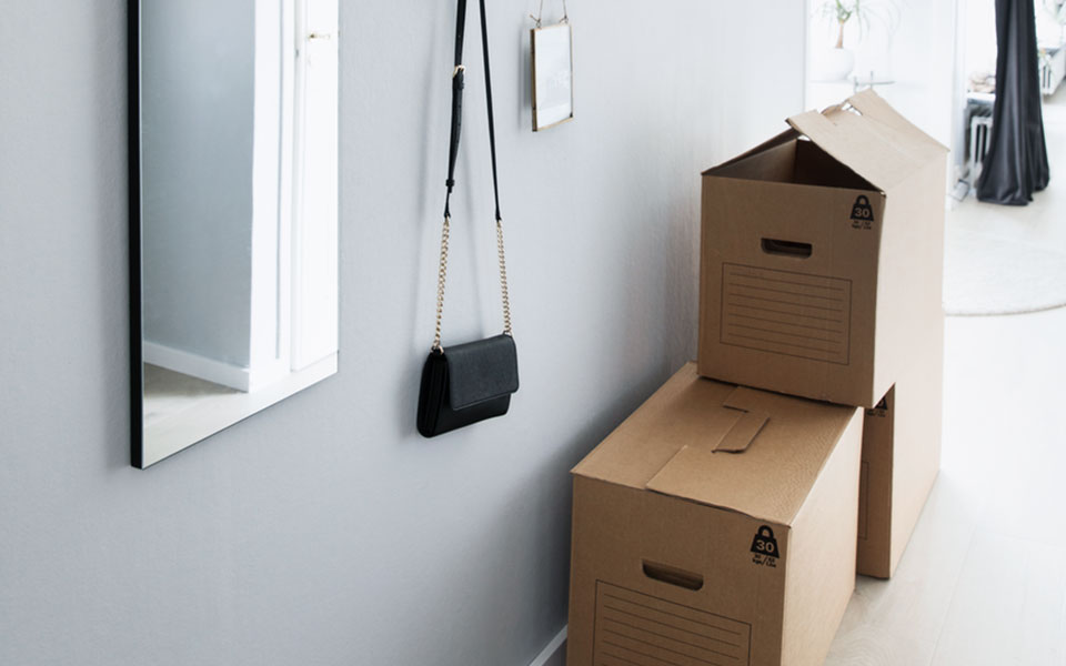 Par sitter i en trappa