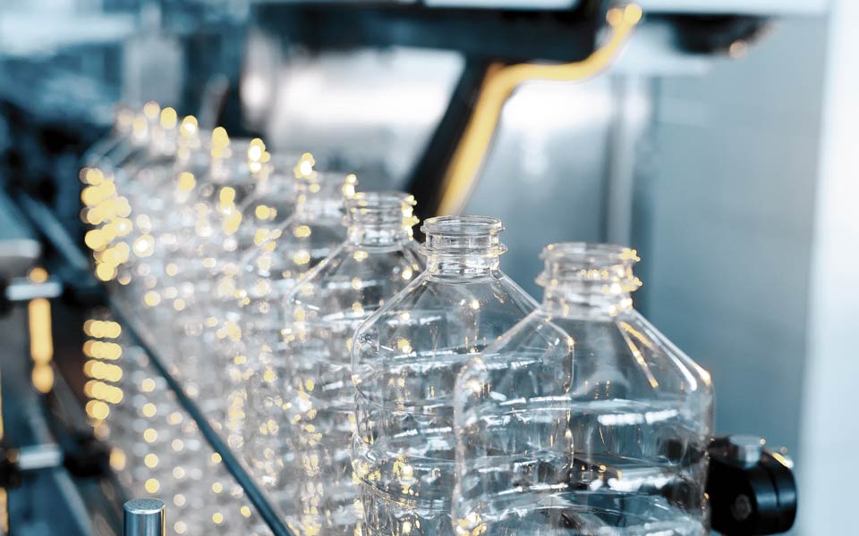 Plastflaskor som står på rad