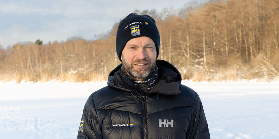 Jens Berggren står utomhus i snö