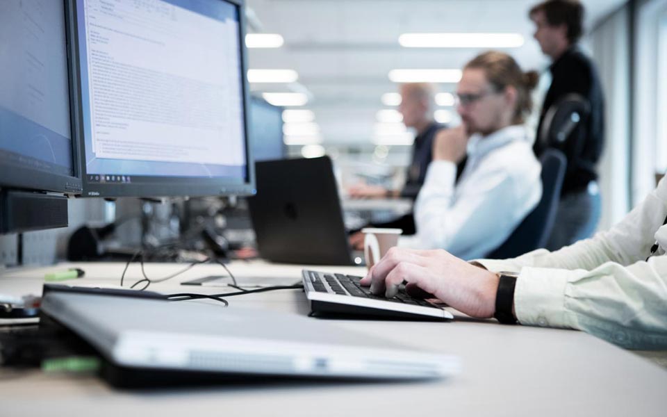 Personer som sitter framför datorer