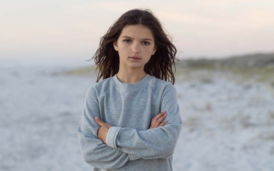 Flicka på en strand