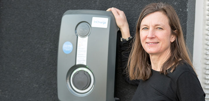 Birgitta Corin som står bredvid en laddbox