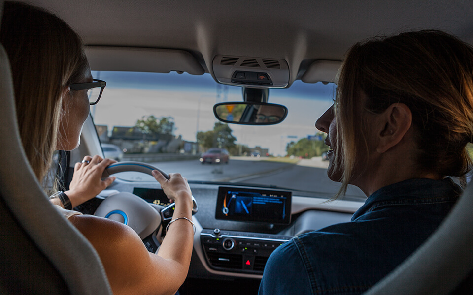 Kvinna som kör en elbil