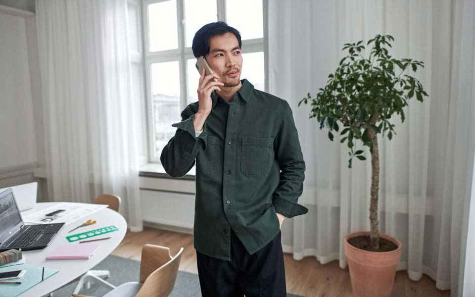 Man som pratar i telefon