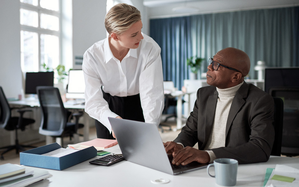 Man och kvinna på kontor