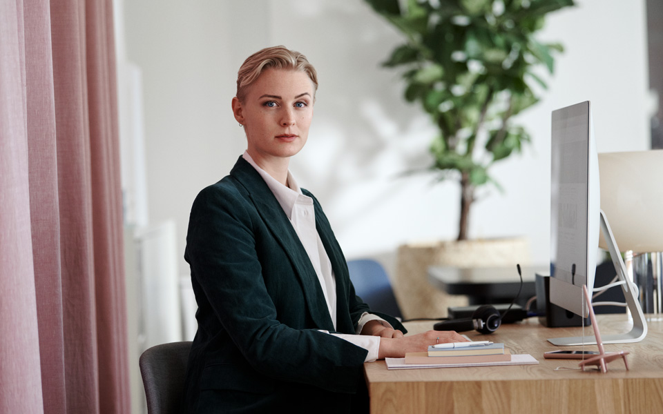 Kvinna som sitter vid ett skrivbord