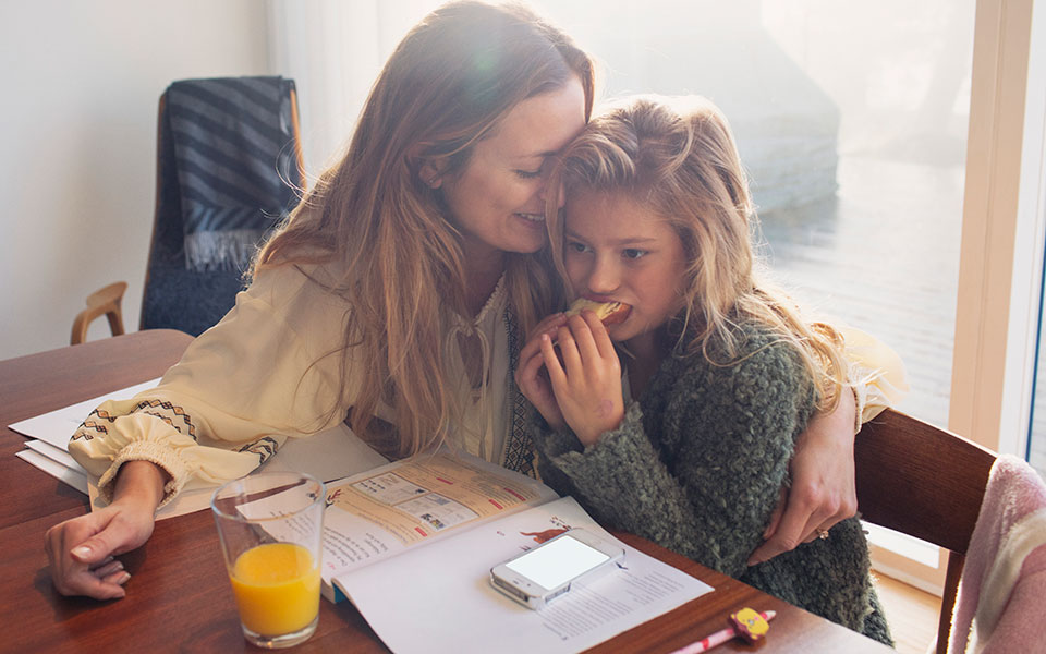 Mor och dotter vid bord