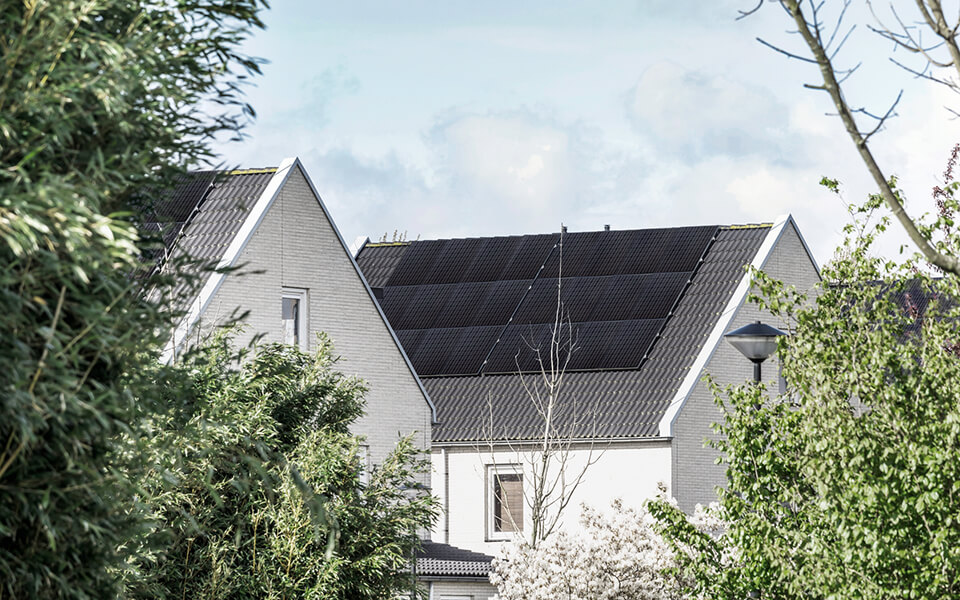 Ett stort hus med solceller på taket.