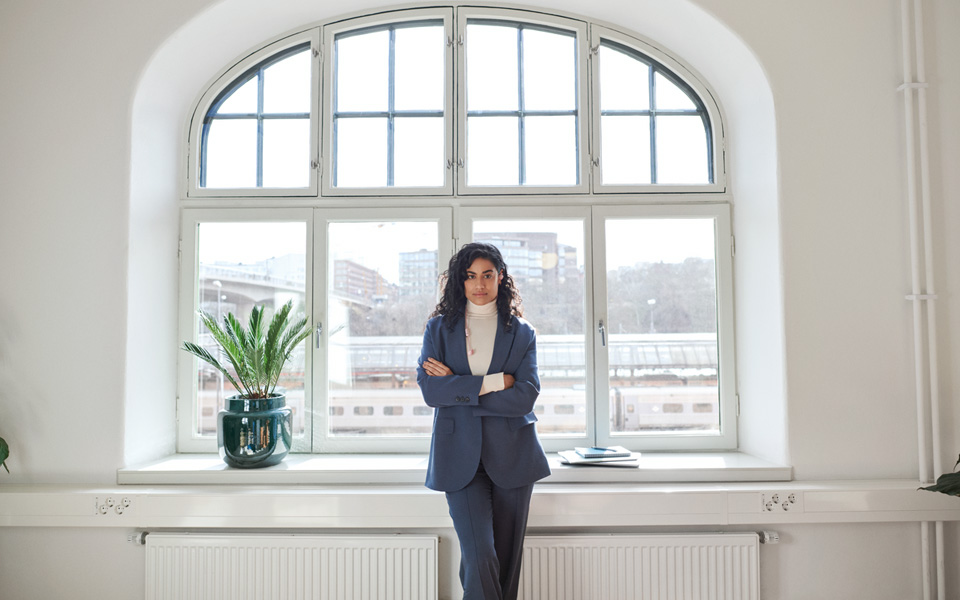 Kvinna som står vid ett fönster på ett kontor