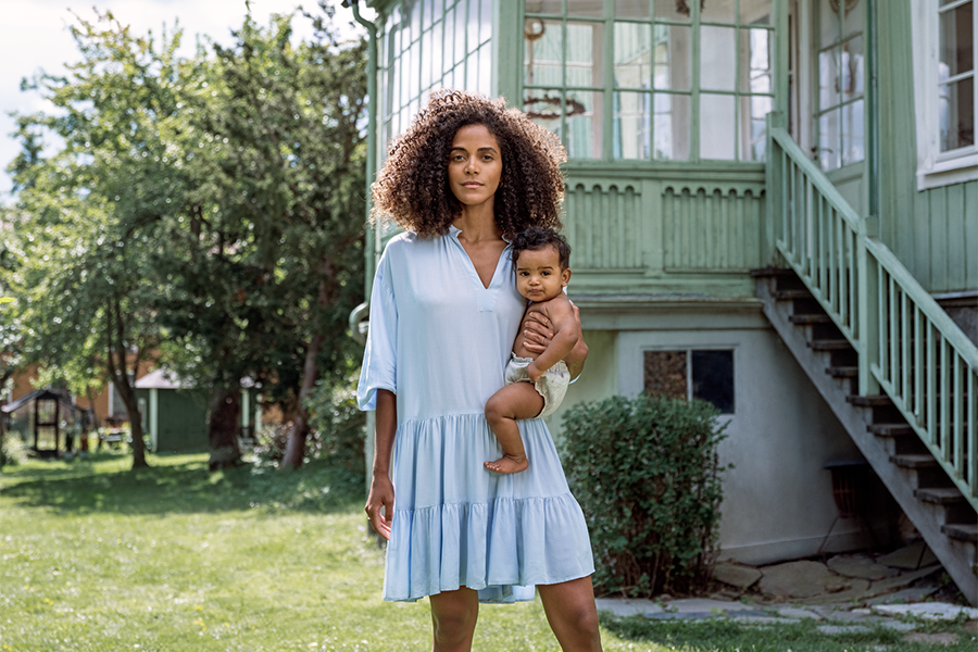 Kvinna och barn vid fritidshus