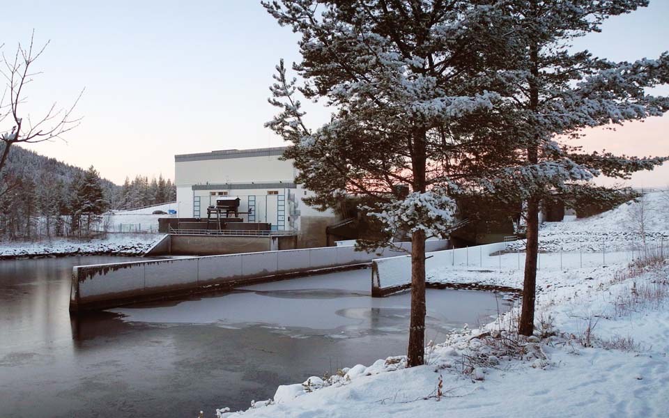 Rusfors vattenkraftstation i vinterlandskap