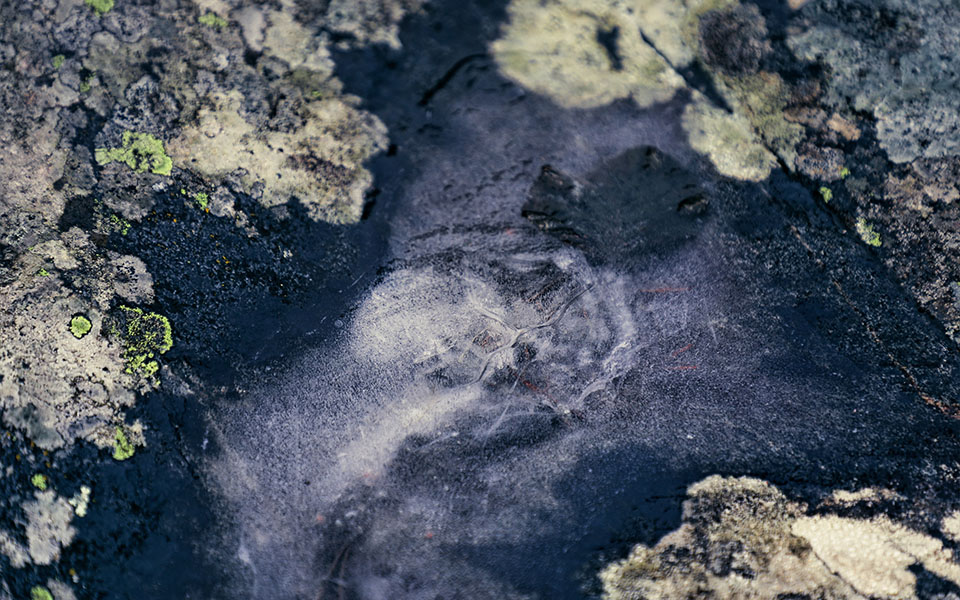 Vintrig sten med frost på.