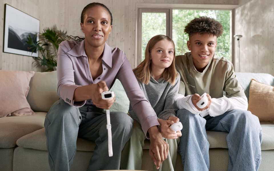 Familj spelar tv-spel