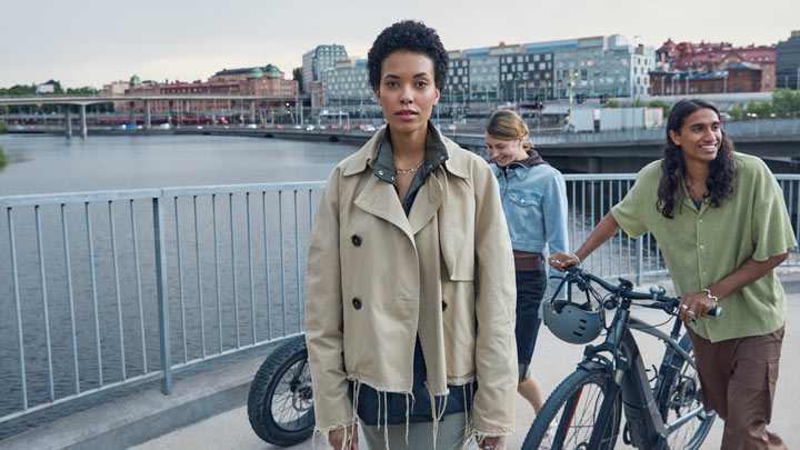 Människor på en gångbro