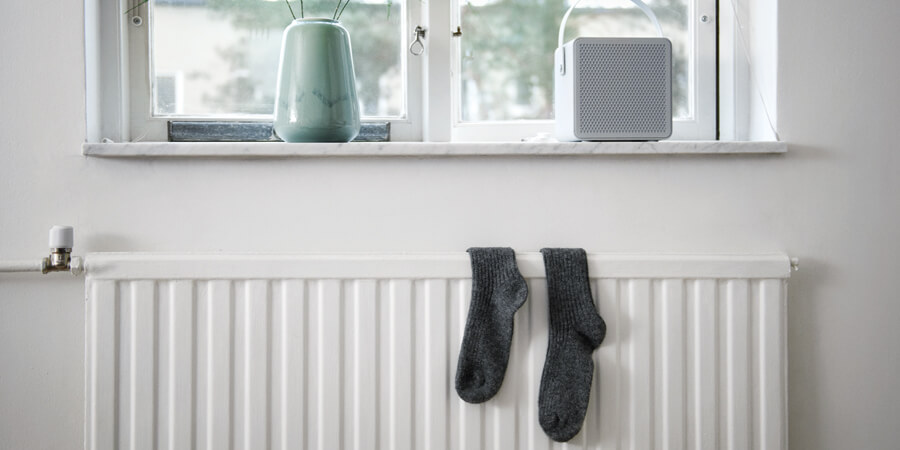 Två strumpor som hänger på ett element