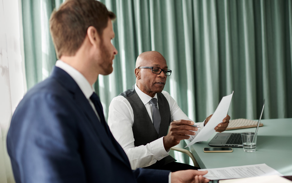 Kollegor som tittar på faktura