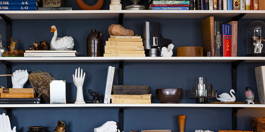 Bokhylla full med inredningsdetaljer