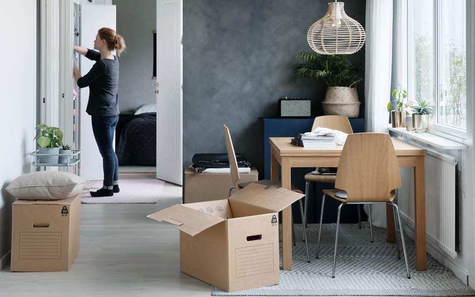 Kvinna som packar upp flyttkartonger