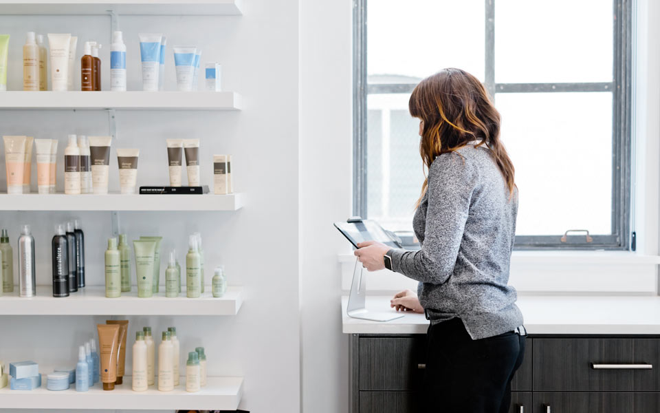 Kvinna som står i en frisörsalong