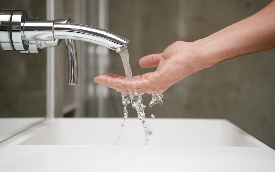 Man som tvättar händerna