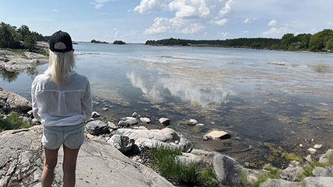 Kvinna vid havet