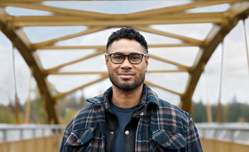 Man står på gul bro