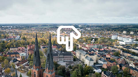 Tjej springer uppför trappen i Botaniska trädgården i Uppsala