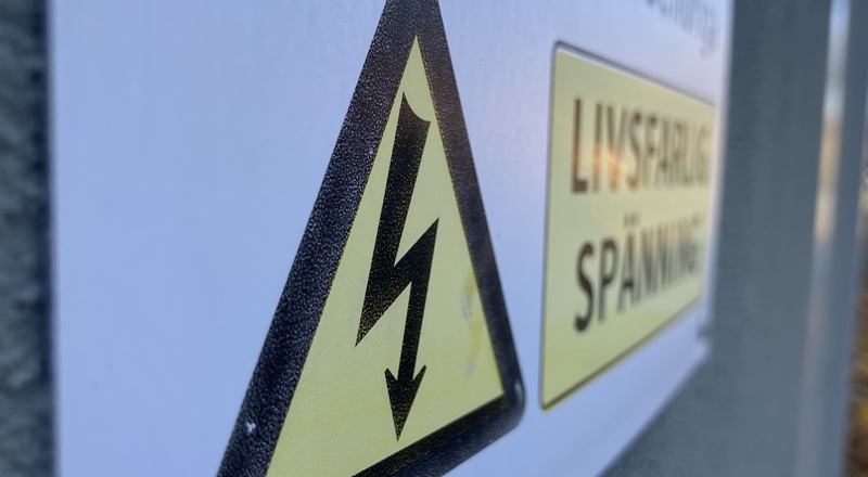 Högspänning kräver hög säkerhet – varje arbetsmoment i ställverk och elcentraler måste utföras med strikt efterlevnad av elsäkerhetsrutiner för att förebygga allvarliga olyckor.