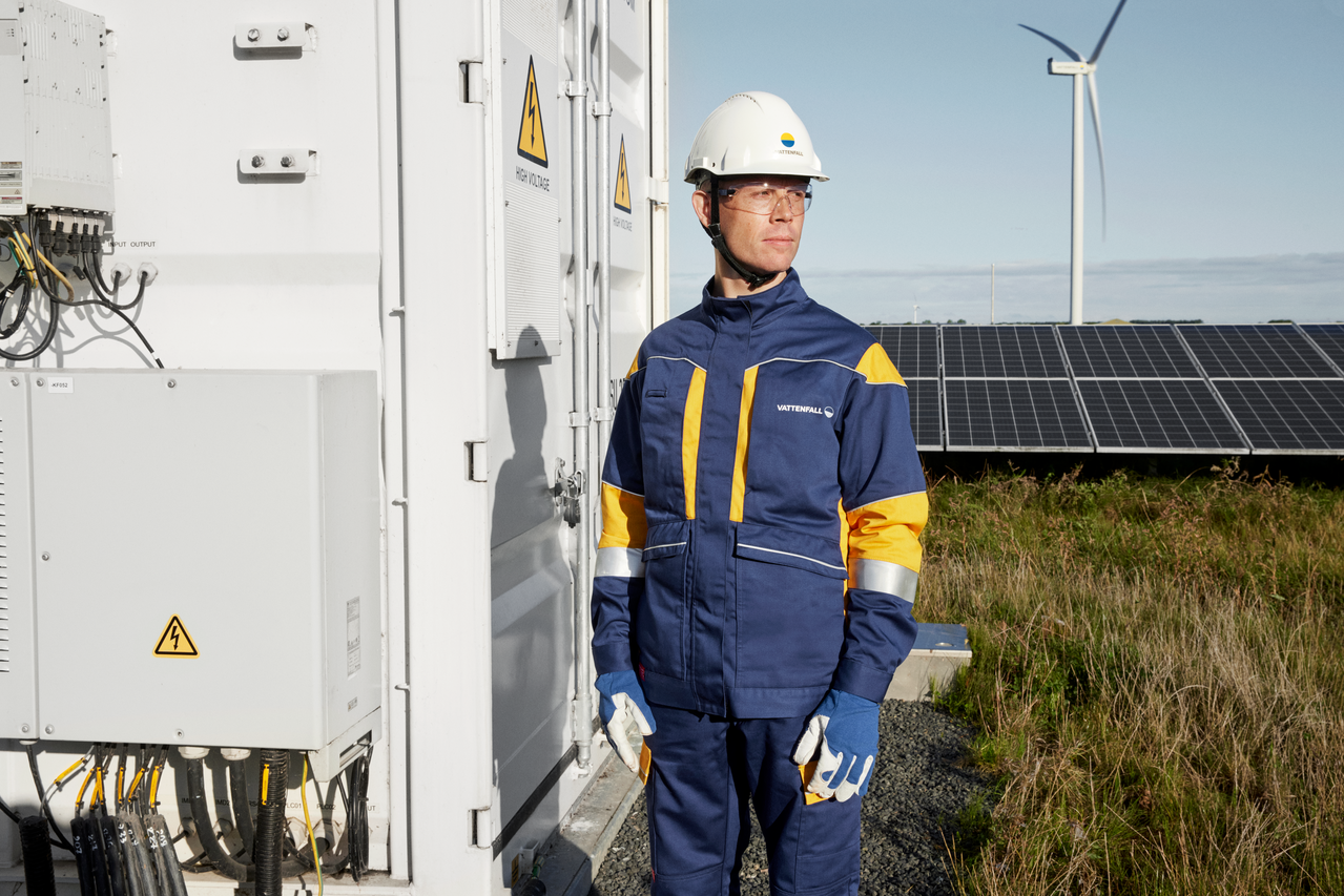 Man framför elanläggning