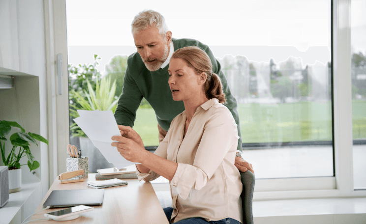 Man och kvinna som diskuterar