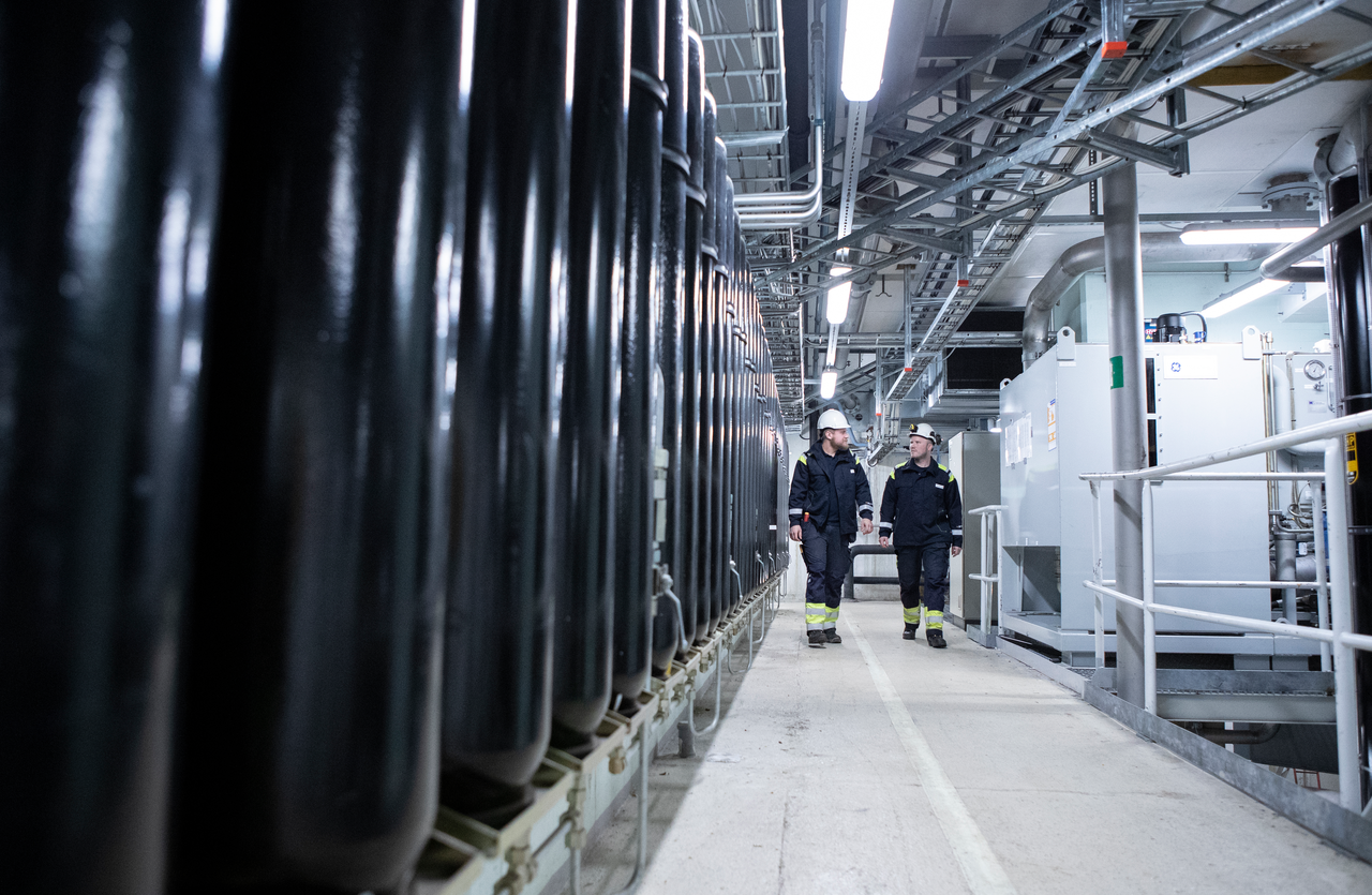 Två medarbetare går i en korridor i biovärmeverket Carpe Futurum