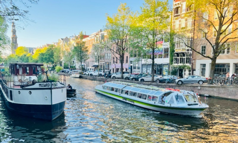 Båtar på kanal i Amsterdam