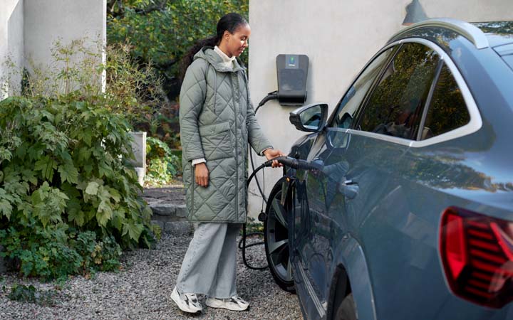 Kvinna som laddar elbil