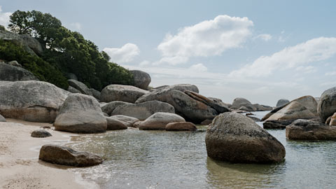 Stora stenar på en strand